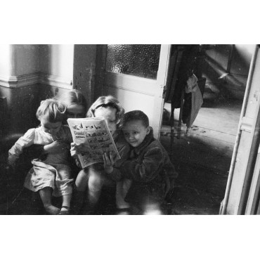 Les enfants lisent "Le journal de Mickey"