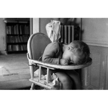 Françoise endormie sur sa chaise haute