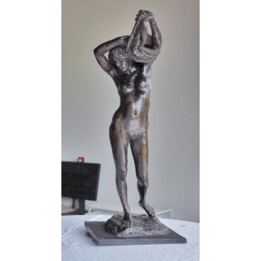 Sandrine enlevant sa chemise