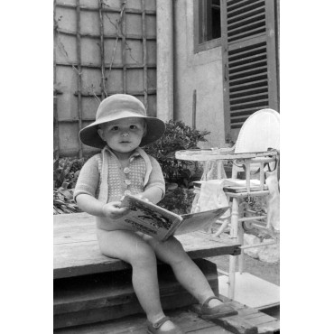 Françoise lisant dans le jardin