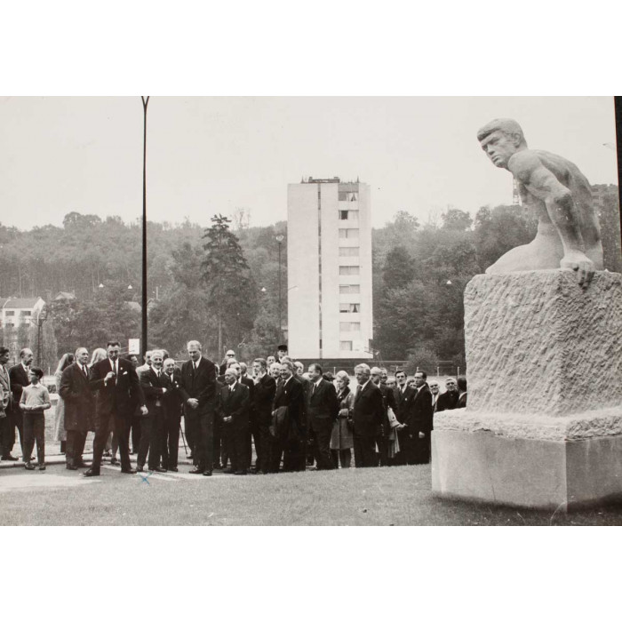 Inauguration de la statue de l'Athlète au stade de Ville d'Avray