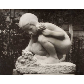 Jeannette cueillant des fleurs