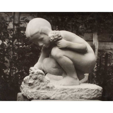 Jeannette cueillant des fleurs