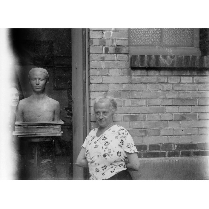 Monique Buxin à côté de son buste, et sa belle-mère Jeanne Buxin