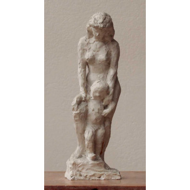 Femme apprenant à marcher à un nourisson