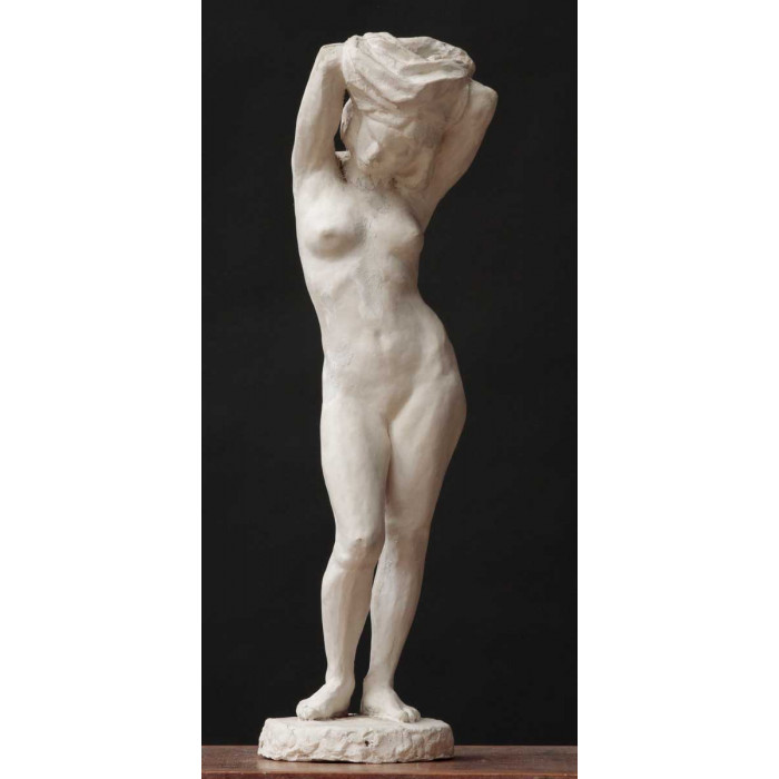 Jeune fille enlevant sa chemise