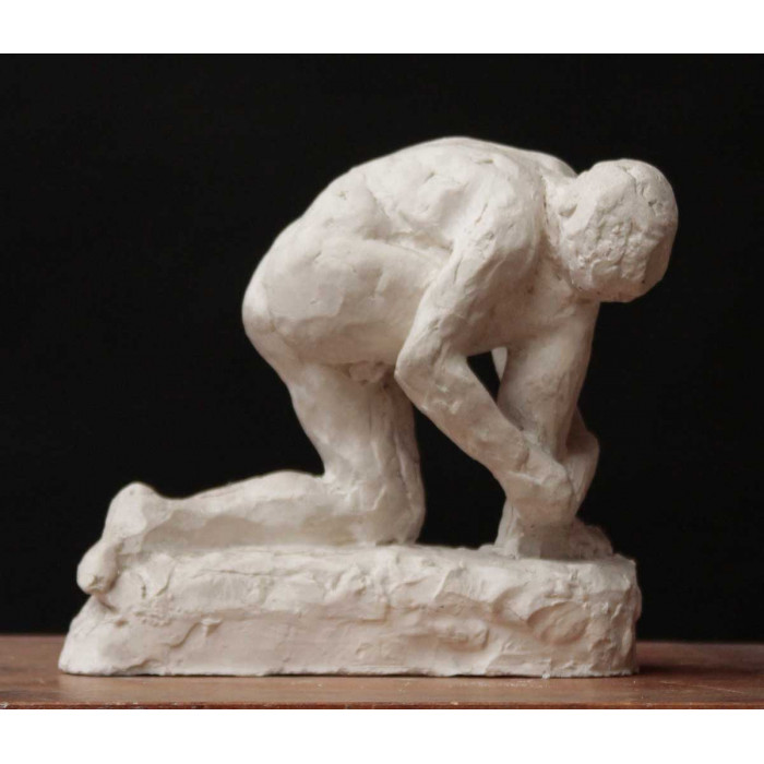 Homme laçant sa sandale