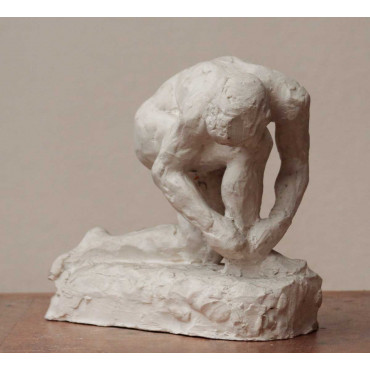 Homme laçant sa sandale