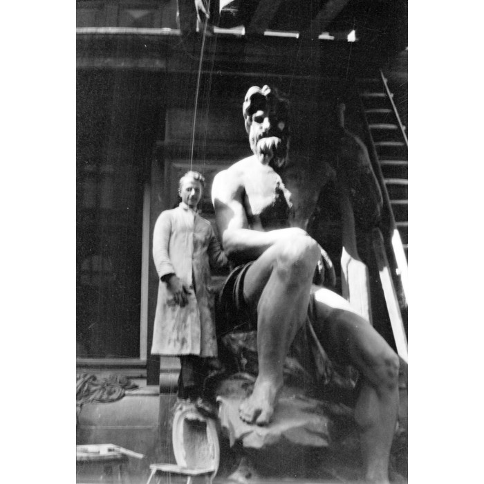 Stéphan Buxin en 1929 à côté d'une statue du Pont des Arches restaurée.