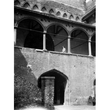 Galerie d'entrée du beffroi dans la cour des Halles de Bruges