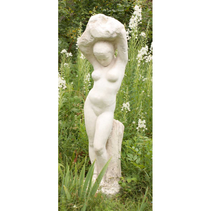 Jeune fille enlevant sa chemise