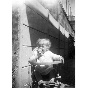 Geneviève mange un fruit