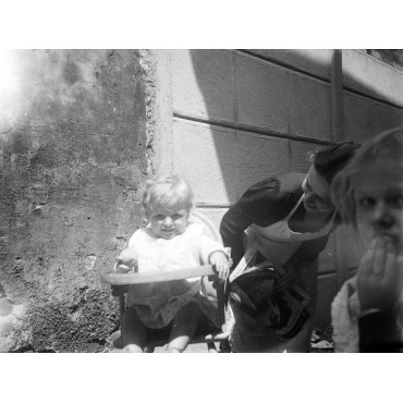 Geneviève mange un fruit