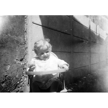 Geneviève mange un fruit