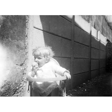 Geneviève mange un fruit