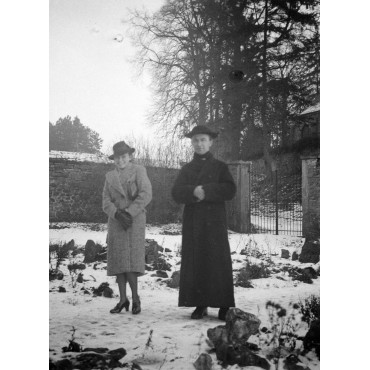 Monique et l'abbé Lefebvre, curé de Gelbressée, en 1939