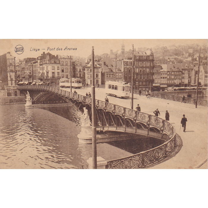 Stéphan Buxin en 1929 à côté d'une statue du Pont des Arches restaurée.