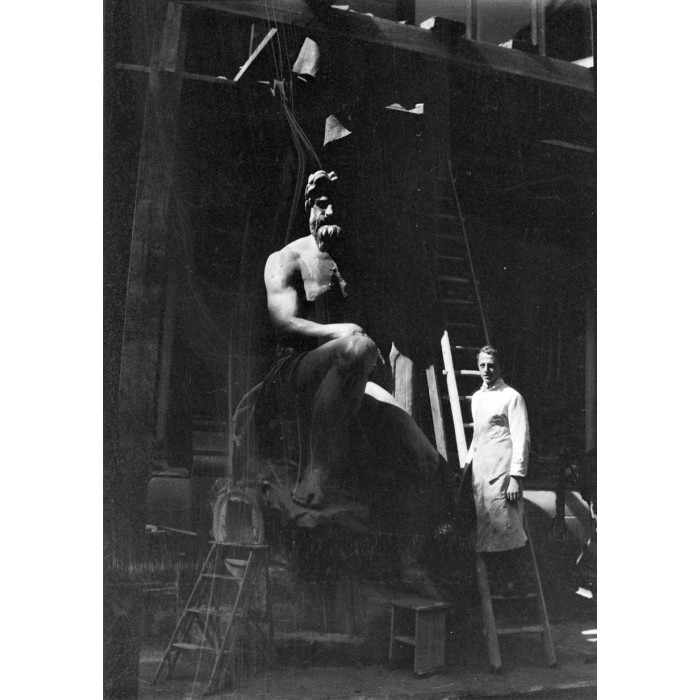 Stéphan Buxin en 1929 à côté d'une statue du Pont des Arches restaurée.