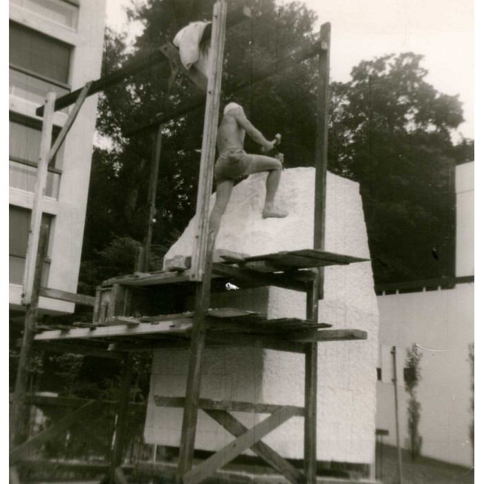 Stéphan Buxin sculptant l'Athlète de Ville d'Avray