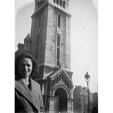 Monique devant Saint-Pierre-de-Montrouge