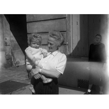 Geneviève dans les bras de sa grand-mère