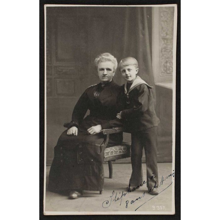 Stéphan à 8 ans avec sa grand mère paternelle