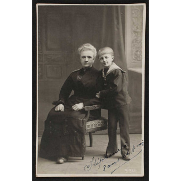 Stéphan à 8 ans avec sa grand mère paternelle