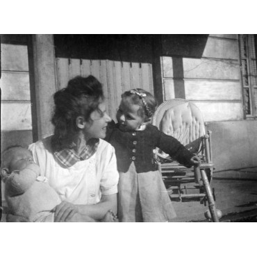 Monique, Jeanne et Geneviève, 1945