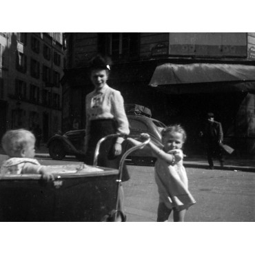 Monique, Jeanne et Geneviève, 1945