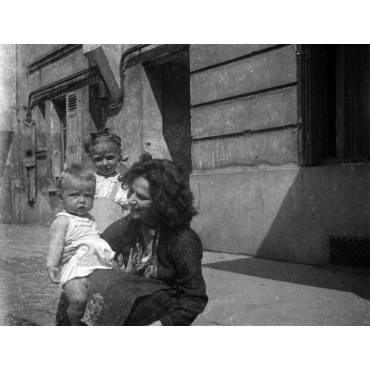 Monique et ses enfants, 1945