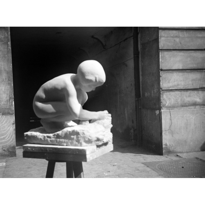 Jeannette cueillant des fleurs