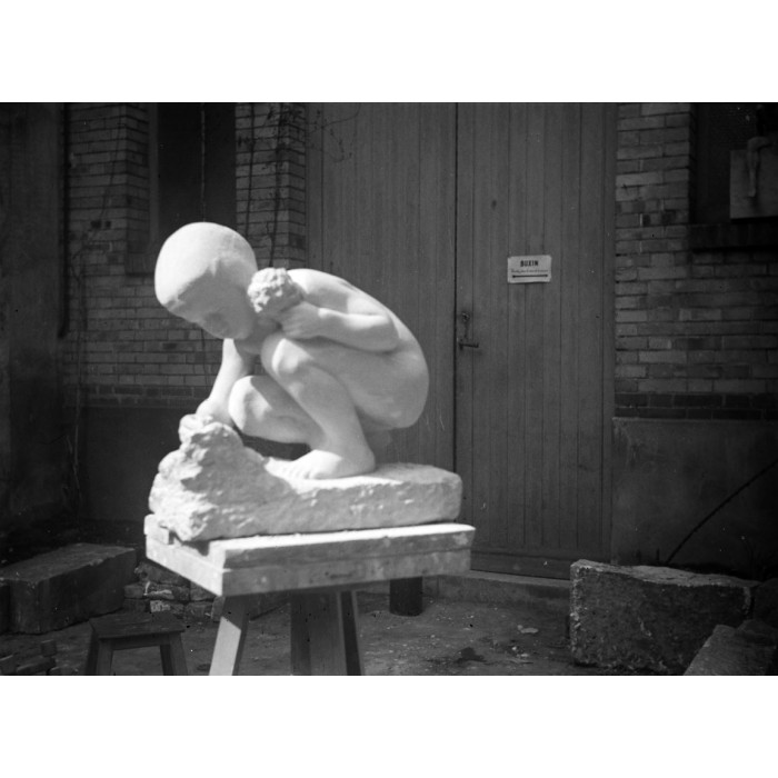 Jeannette cueillant des fleurs