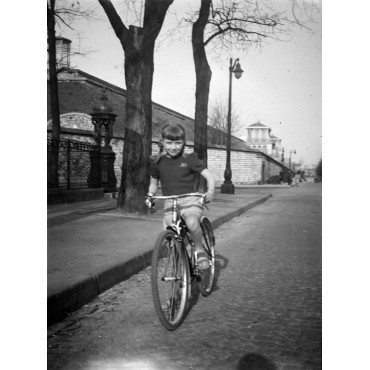 Fin des années 40 à coté du réservoir de Montsouris