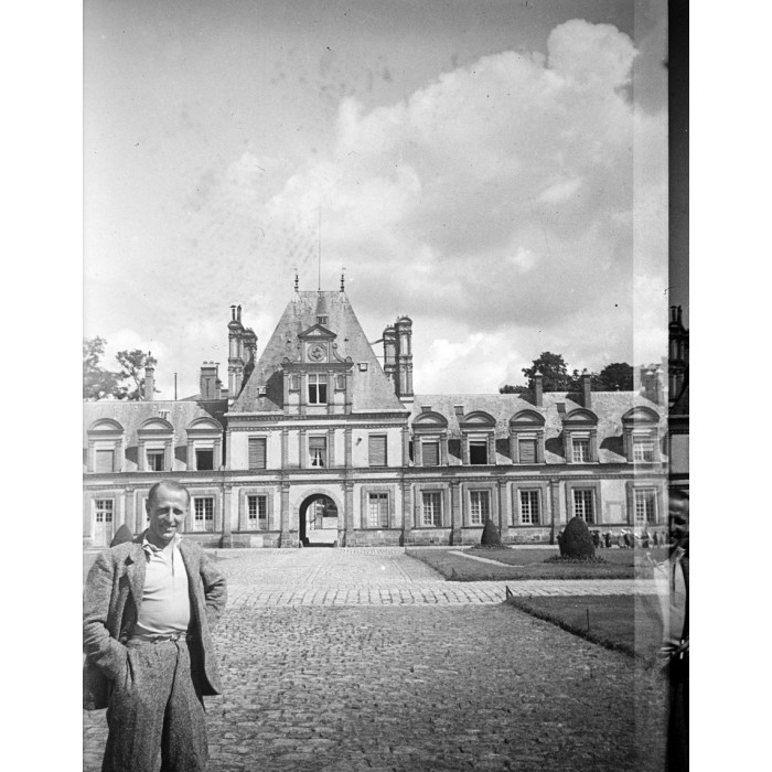 Fontainebleau, Roger Buxin devant le château