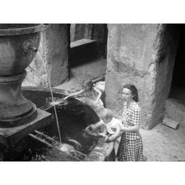 À Saint-Paul-de-Vence, place de la Grande Fontaine, en 1948