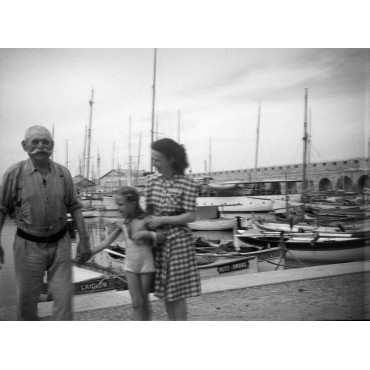 Antibes, Port Vauban. Monique Buxin avec son Pépé et Jeanne