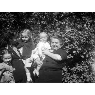 Monique, ses enfants et Maman Jeanne