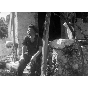 Honoré Toesca devant sa maison