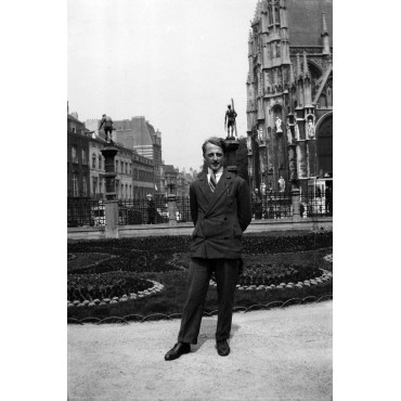 Bruxelles, Stéphan Buxin devant l'église Notre-Dame-du-Sablon