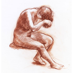 Femme nue assise penchée en avant se coiffant