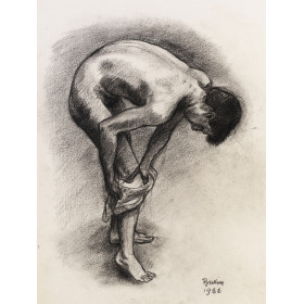 Homme nue debout penché en avant s'essuyant la jambe