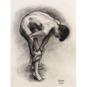 Homme nue debout penché en avant s'essuyant la jambe