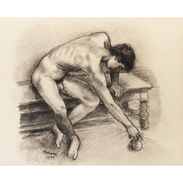 Homme nu assis sur un banc ramassant une balle