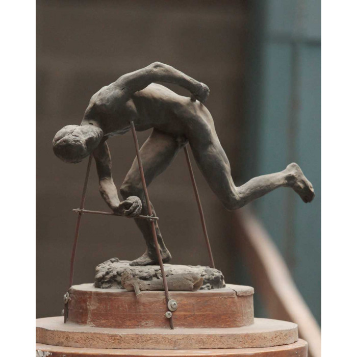 Angelo jeune garçon ramassant une balle