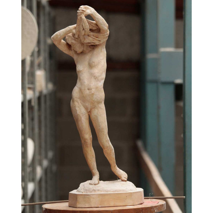 Lucile enlevant sa chemise