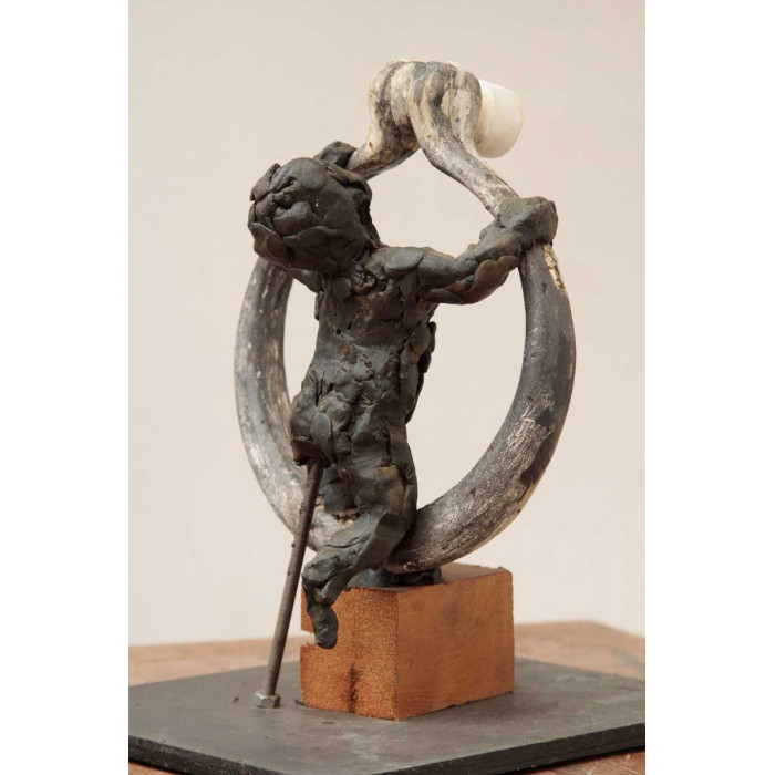 Fillette montant sur une balançoire. Ebauche de marteau de porte