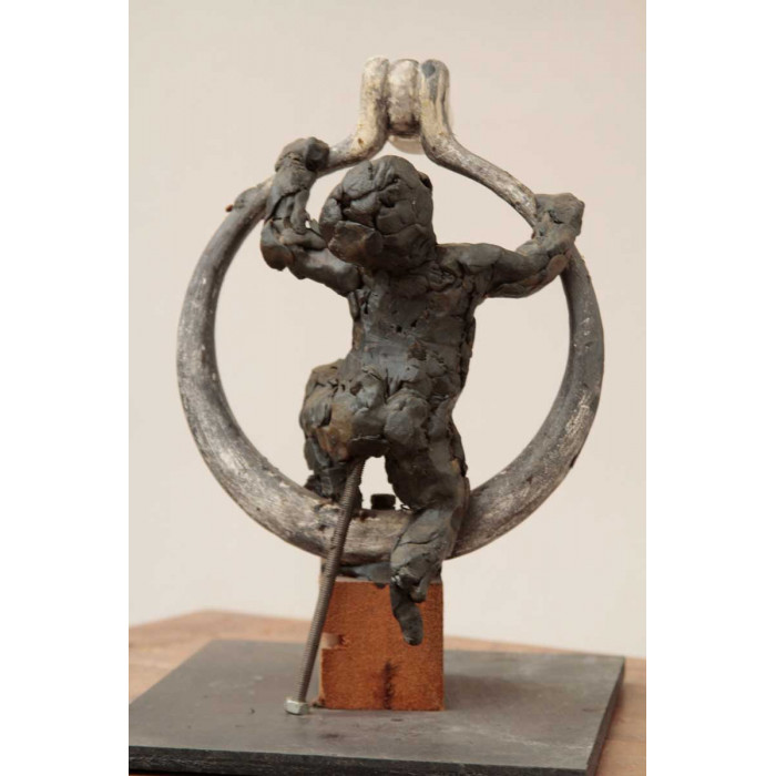 Fillette montant sur une balançoire. Ebauche de marteau de porte