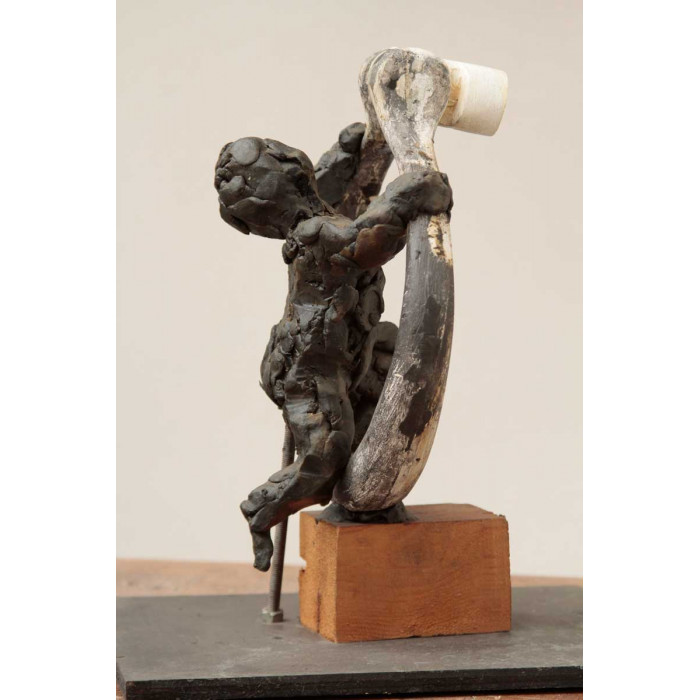 Fillette montant sur une balançoire. Ebauche de marteau de porte