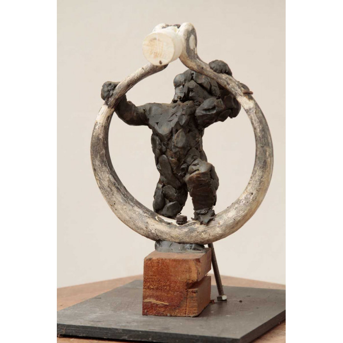 Fillette montant sur une balançoire. Ebauche de marteau de porte