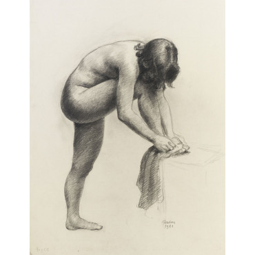 Femme nue de profil s'essuyant les pieds